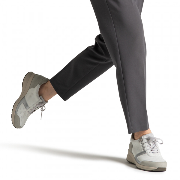 126ウォーキングスニーカー