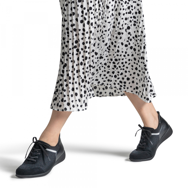 160膝楽スニーカー