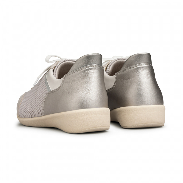 160膝楽スニーカー