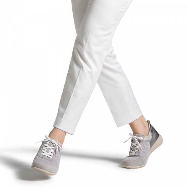 160膝楽スニーカー